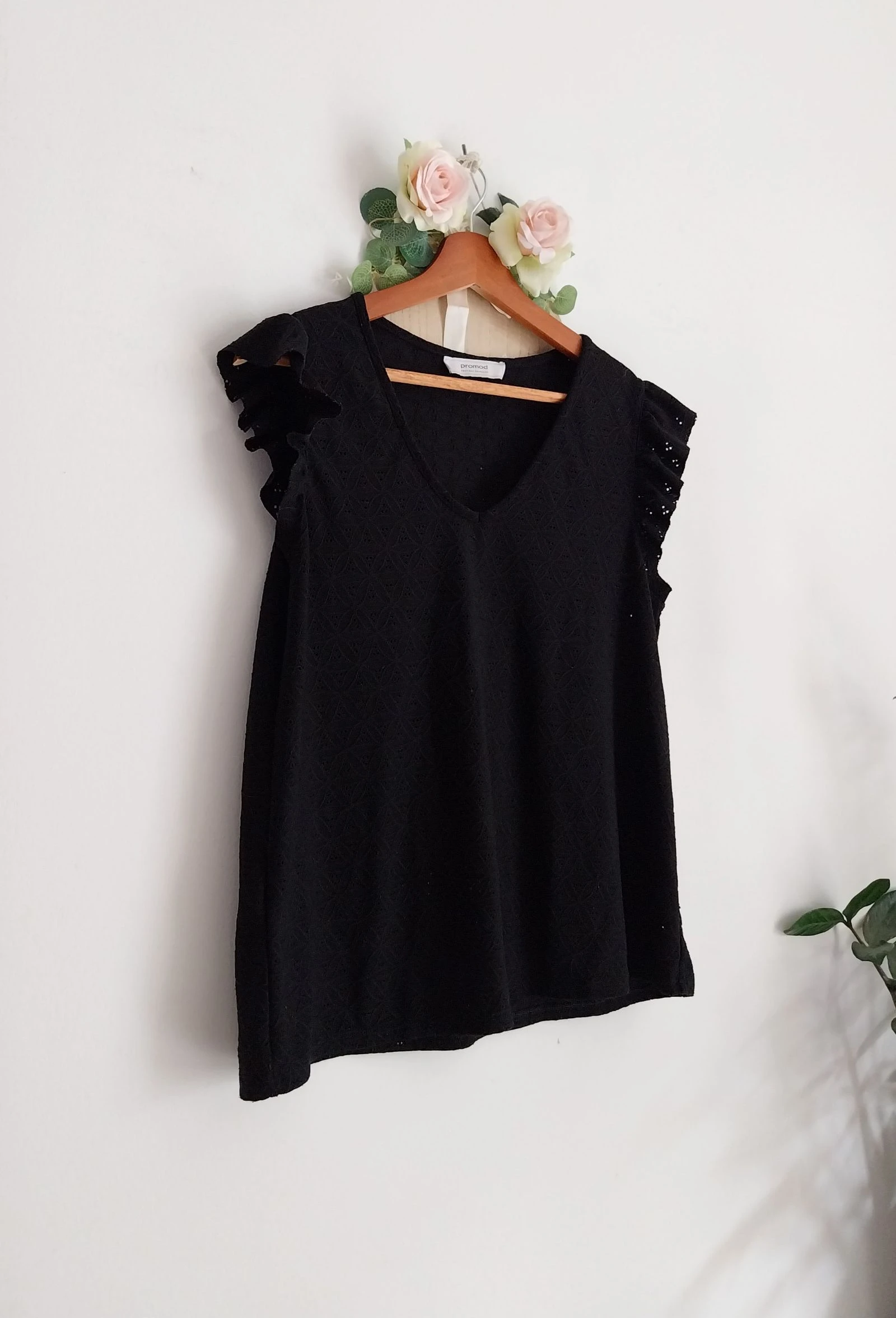 Top negro texturizado con flores agujereado Promod Talla 38 – photo 4